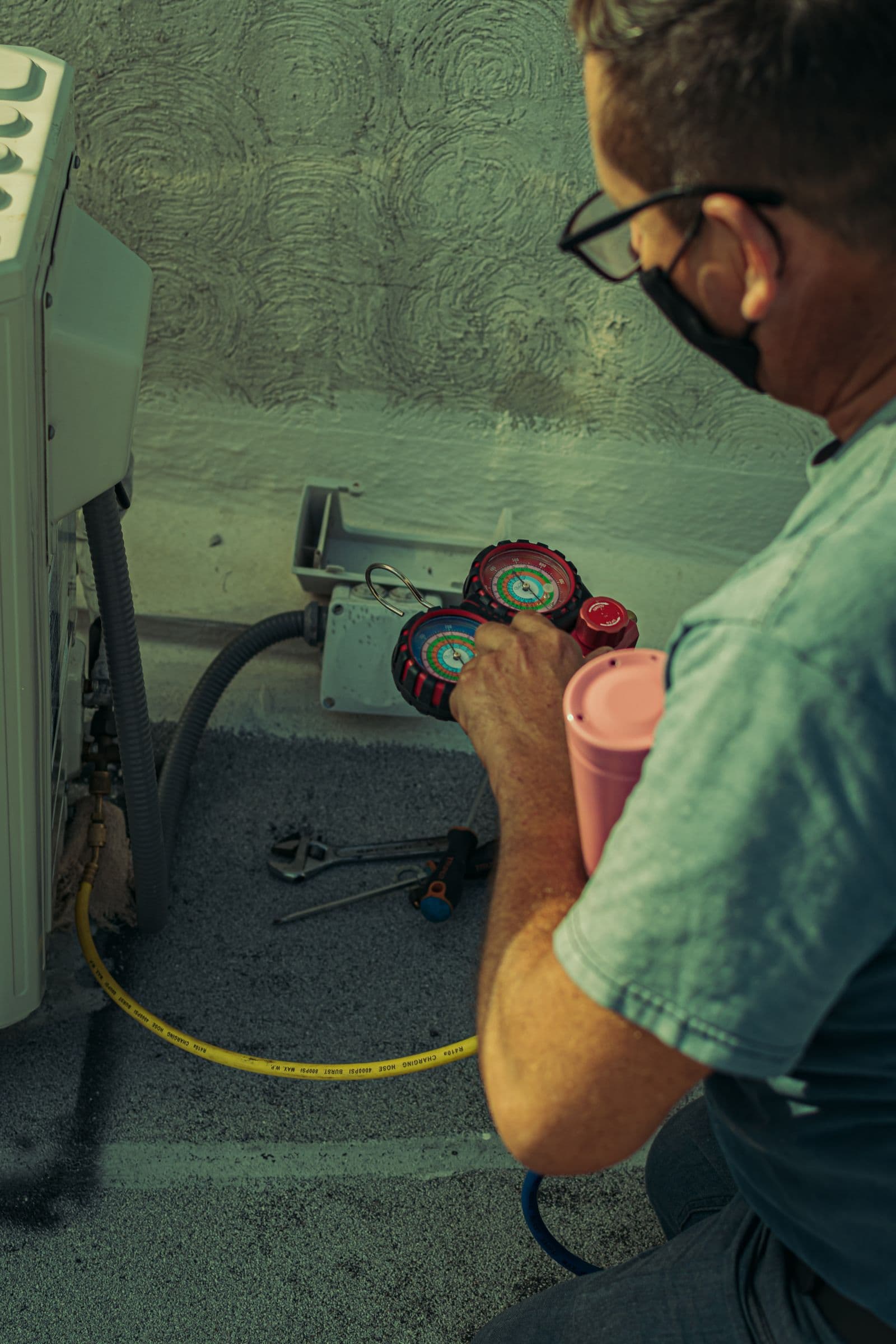 Técnico em atendimento de climatização (foto ilustrativa)